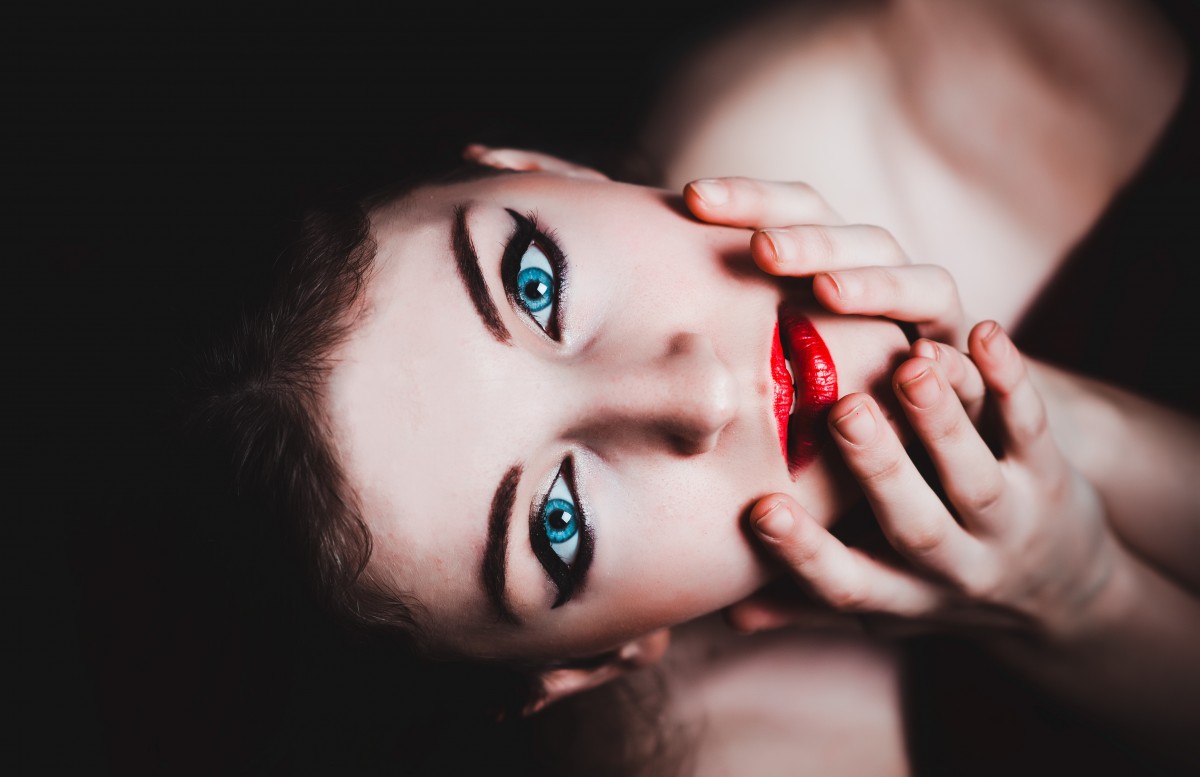 blue_eyes_woman_female_makeup_model_red_lipstick_sensual_touch-1112203